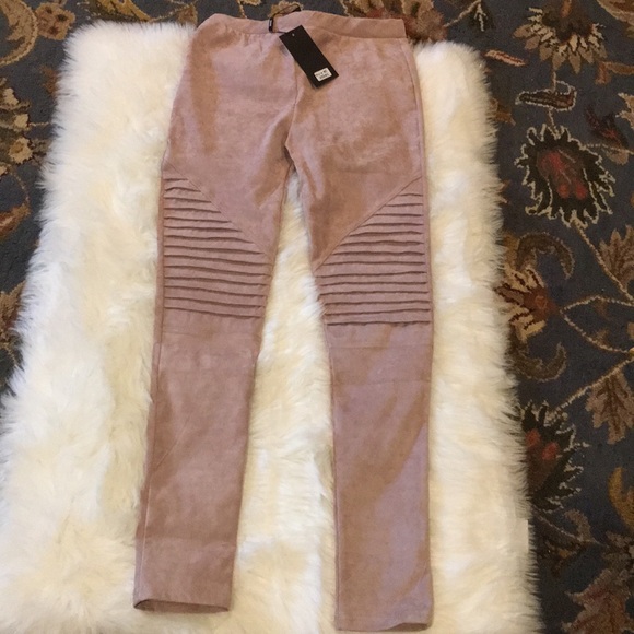 💙 Boutique Host Pic 🆕 Sara’s Suede Leggings - Picture 6 of 7